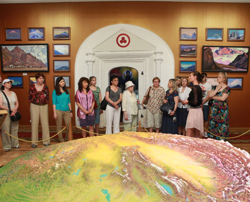 Экскурсия в зале Центрально_Азиатской экспедиции Музея имени Н.К.Рериха