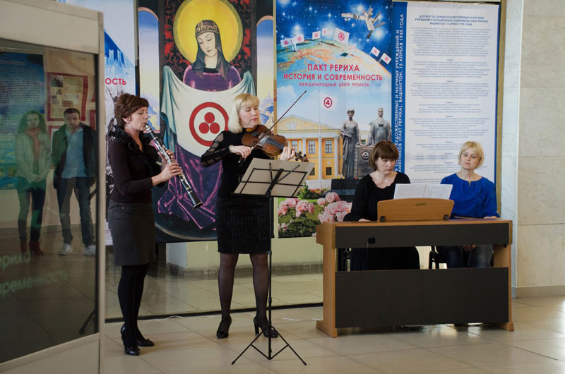 Инструментальный ансамбль преподавателей Детской музыкальной школы №3 открыл выставку композицией «Ноктюрн» Микаэла Таривердиева