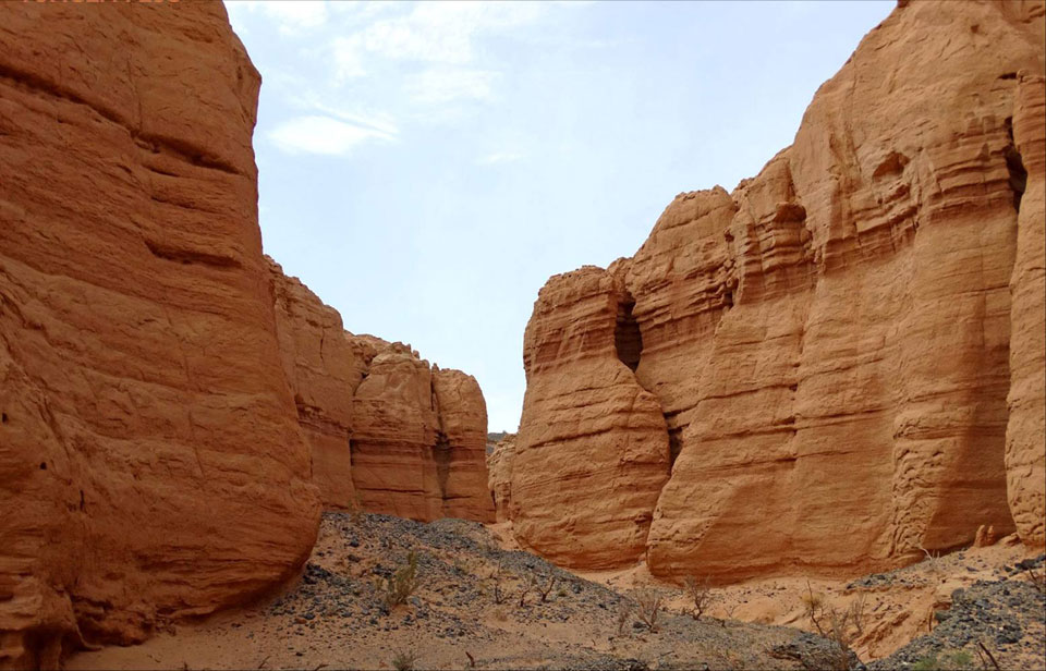 Красные скалы котловины Нэмэгэту. Монголия. Современное фото А. Леснянского (г. Чита)