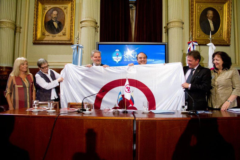 Президент Международного Центра Рериха А.В. Постников передает Знамя Мира Сенатору Самуэлю Кабанчику для Национального Конгресса  Аргентины