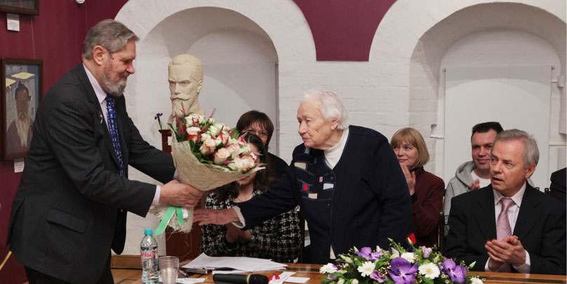 Президент МЦР А.В. Постников вручает цветы автору фильма Л.В. Шапошниковой