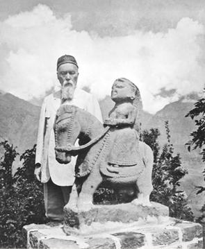 Долина Кулу. Н.К.Рерих со статуей Гуга Чохана